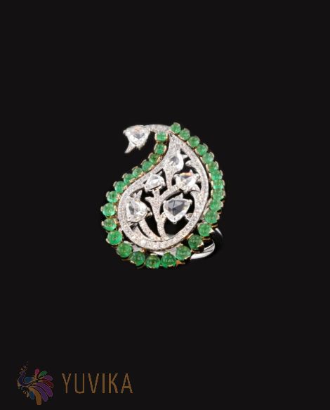 CHIC DIAMOND EMERALD RING
